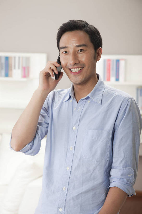 东方人,中年人,一个人,家庭,客厅,站,打电话,微笑,竖图,彩色,室内,白天,正面,时尚,幸福,房间,家具,沙发,书架,花瓶,手机,北京,中国,图片,豪华,情趣,吊灯,休息,休闲,健康,休闲服,家居,安静,活力,可爱,竖,摄影,生活方式,高雅,亲近,家居服,居室,乐观,男人,男性,年轻男性,亚洲人,中国人,年轻人,书,沟通,半身,高兴,愉快,奢华,bj174