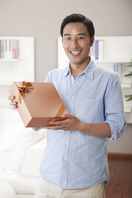 东方人,中年人,一个人,家庭,客厅,站,微笑,竖图,彩色,室内,白天,正面,时尚,幸福,房间,家具,沙发,书架,花瓶,礼盒,礼物,北京,中国,图片,豪华,情趣,休息,休闲,健康,休闲服,家居,安静,活力,可爱,竖,摄影,礼品,生活方式,高雅,亲近,家居服,居室,乐观,男人,男性,年轻男性,亚洲人,中国人,年轻人,书,半身,高兴,愉快,奢华,bj174