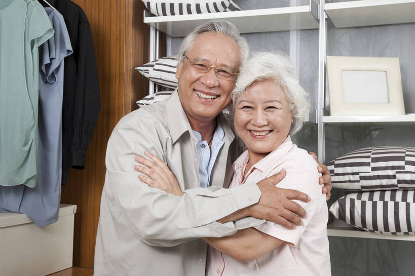 东方人,老年人,两个人,家庭,夫妻,站,微笑,横图,彩色,室内,白天,正面,爱情,时尚,幸福,房间,家具,卧室,衣帽间,北京,中国,图片,储物柜,豪华,浪漫,情趣,穿,物品,老人,衣柜,休闲,健康,温馨,休闲服,家居,安静,恩爱,活力,可爱,亲密,恋人,摄影,生活方式,奶奶,爷爷,储物架,衣物,和睦,高雅,亲近,亲情,家居服,居室,合家欢,外婆,外公,团圆,乐观,老年男性,老年女性,男人,男性,女人,女性,亚洲人,中国人,夫妇,情侣,全家福,半身,高兴,愉快,伴侣,奢华,bj174