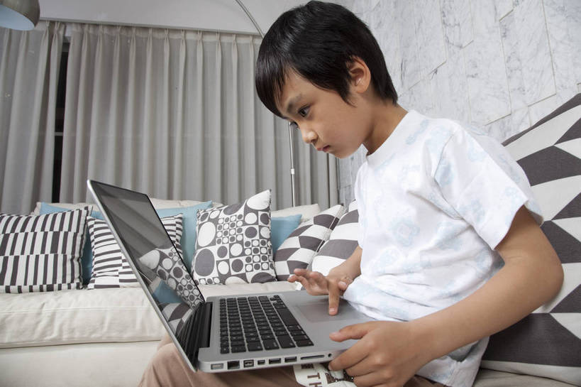 东方人,儿童,一个人,餐厅,站,坐,微笑,横图,彩色,室内,白天,侧面,时尚,纯洁,笔记本电脑,房间,北京,中国,仅一个人,图片,豪华,情趣,小孩,站着,休闲,健康,温馨,休闲服,家居,安静,活力,可爱,童年,童趣,摄影,生活方式,高雅,居室,简洁,童真,烂漫,无邪,乐观,上网,天真,男孩,男人,男性,亚洲人,中国人,孩子,站立,半身,高兴,愉快,男生,奢华,bj174