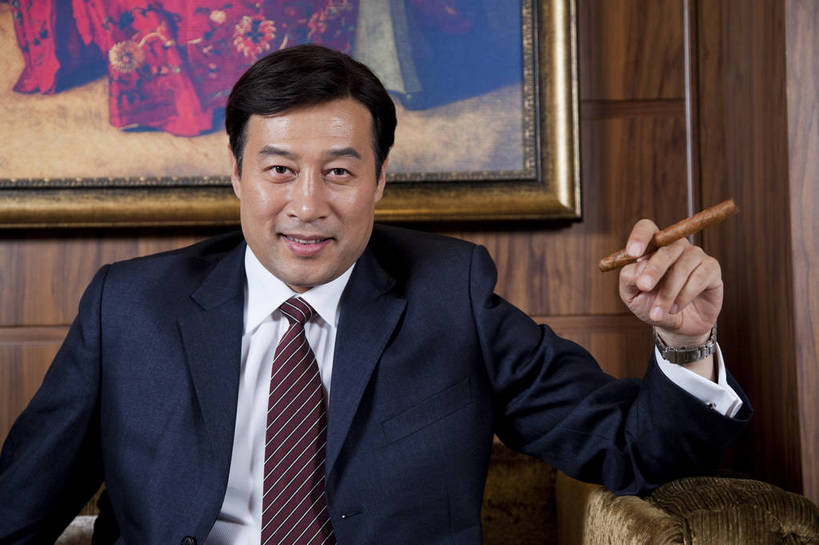 东方人,中年人,一个人,坐,微笑,横图,彩色,室内,白天,正面,时尚,幸福,成功,房间,家具,书房,香烟,北京,中国,仅一个男性,仅一个人,仅一个中年男性,图片,豪华,情趣,书柜,享受,健康,雪茄,烟,家居,成熟,活力,可爱,美女,稳重,摄影,生活方式,优雅,华丽,高雅,庄重,高贵,居室,红木家具,尊贵,亲切,乐观,淡定,从容,男人,男性,中年男性,亚洲人,中国人,书,烟草,半身,礼服,西服,派对,高兴,愉快,魅力,奢华,bj174