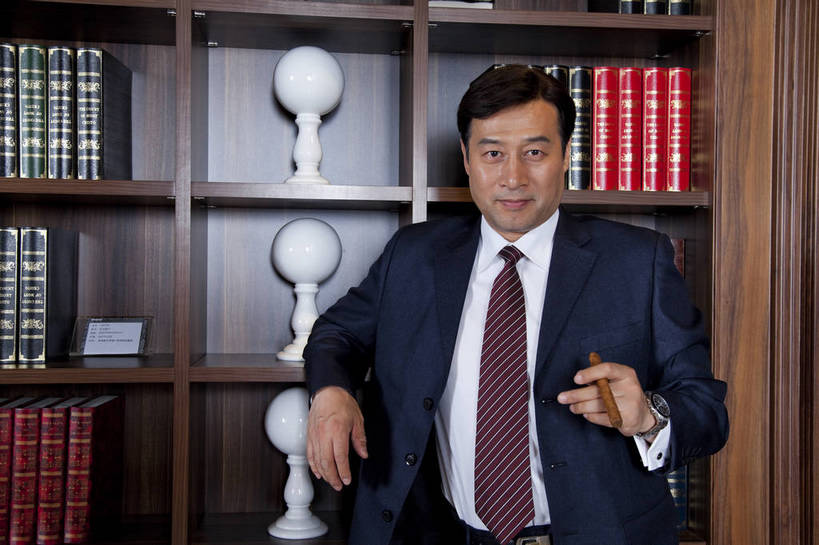 东方人,中年人,一个人,站,微笑,横图,彩色,室内,白天,正面,时尚,幸福,成功,房间,家具,书房,香烟,北京,中国,仅一个男性,仅一个人,仅一个中年男性,图片,豪华,情趣,书柜,享受,健康,雪茄,烟,家居,成熟,活力,可爱,美女,稳重,摄影,生活方式,优雅,华丽,高雅,庄重,高贵,居室,红木家具,尊贵,亲切,乐观,淡定,从容,男人,男性,中年男性,亚洲人,中国人,书,烟草,半身,礼服,西服,派对,高兴,愉快,魅力,奢华,bj174