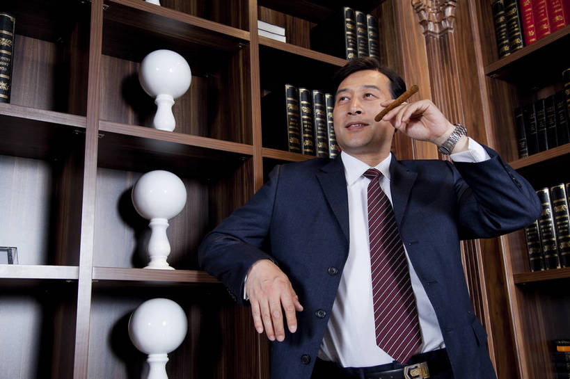 东方人,中年人,一个人,站,微笑,横图,彩色,室内,白天,正面,时尚,幸福,成功,房间,家具,书房,香烟,北京,中国,仅一个男性,仅一个人,仅一个中年男性,图片,豪华,情趣,书柜,享受,健康,雪茄,烟,家居,成熟,活力,可爱,美女,稳重,摄影,生活方式,优雅,华丽,高雅,庄重,高贵,居室,红木家具,尊贵,亲切,乐观,淡定,从容,男人,男性,中年男性,亚洲人,中国人,书,烟草,半身,礼服,西服,派对,高兴,愉快,魅力,奢华,bj174