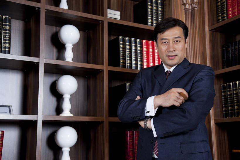 东方人,中年人,一个人,站,微笑,横图,彩色,室内,白天,正面,时尚,幸福,成功,房间,家具,书房,香烟,北京,中国,仅一个男性,仅一个人,仅一个中年男性,图片,豪华,情趣,书柜,享受,健康,雪茄,烟,家居,成熟,活力,可爱,美女,稳重,摄影,生活方式,优雅,华丽,高雅,庄重,高贵,居室,红木家具,尊贵,亲切,乐观,淡定,从容,男人,男性,中年男性,亚洲人,中国人,书,烟草,半身,礼服,西服,派对,高兴,愉快,魅力,奢华,bj174