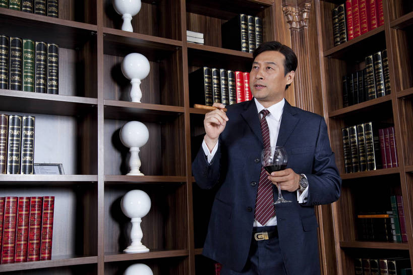 东方人,中年人,一个人,站,微笑,横图,彩色,室内,白天,正面,时尚,幸福,成功,房间,家具,书房,香烟,北京,中国,仅一个男性,仅一个人,仅一个中年男性,图片,豪华,情趣,书柜,享受,健康,雪茄,烟,家居,成熟,活力,可爱,美女,稳重,摄影,生活方式,优雅,华丽,高雅,庄重,高贵,居室,红木家具,尊贵,亲切,乐观,淡定,从容,男人,男性,中年男性,亚洲人,中国人,书,烟草,半身,礼服,西服,派对,高兴,愉快,魅力,奢华,bj174