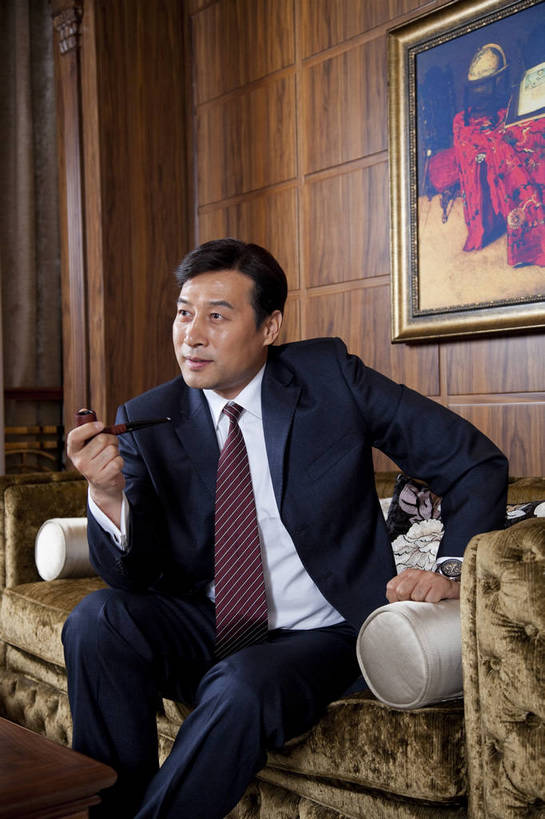 东方人,中年人,一个人,坐,微笑,竖图,彩色,室内,白天,侧面,时尚,幸福,成功,房间,家具,书房,香烟,北京,中国,仅一个男性,仅一个人,仅一个中年男性,图片,豪华,情趣,书柜,享受,健康,雪茄,烟,家居,成熟,活力,可爱,美女,竖,稳重,摄影,生活方式,优雅,华丽,高雅,庄重,高贵,居室,红木家具,尊贵,亲切,乐观,淡定,从容,男人,男性,中年男性,亚洲人,中国人,烟草,半身,礼服,西服,派对,高兴,愉快,魅力,奢华,bj174