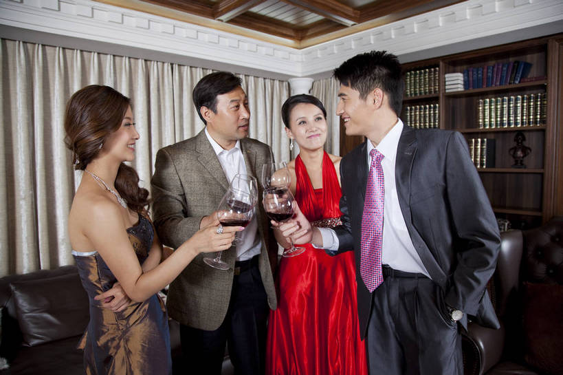 红酒,东方人,中年人,伙伴,站,微笑,横图,彩色,室内,白天,侧面,时尚,性感,友谊,幸福,成功,团队,房间,家具,书房,北京,中国,庆祝,图片,许多人,豪华,美丽,情趣,书柜,一群人,享受,健康,家居,成熟,活力,可爱,美女,稳重,举杯,摄影,生活方式,优雅,华丽,高雅,庄重,高贵,亲近,同伴,居室,红木家具,尊贵,乐观,团结,友情,男人,男性,年轻男性,年轻女性,女人,女性,中年男性,亚洲人,中国人,年轻人,书,半身,礼服,派对,高兴,愉快,魅力,奢华,社交,bj174