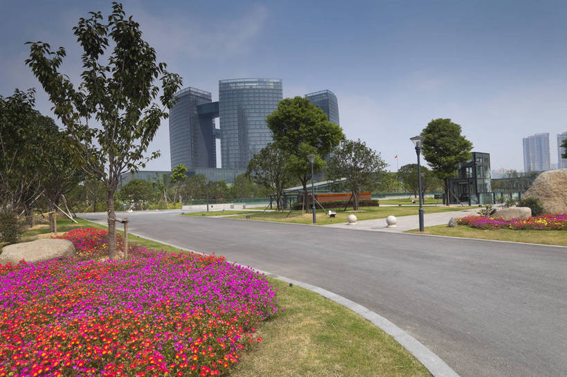 广场,横图,彩色,室外,白天,旅游,办公楼,城市风光,城市,建筑,中国,游人,花坛,图片,景观,公寓,辉煌,现代建筑,浙江,天空,绿地,地标建筑,旅游胜地,摩天大厦,摄影,经济,杭州,文明,中国文化,国际会议中心,发展,繁荣,马路,旅行,bj174