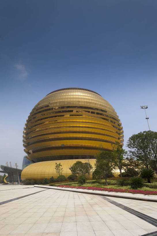 广场,竖图,彩色,室外,白天,旅游,办公楼,城市风光,城市,建筑,中国,游人,图片,景观,公寓,辉煌,现代建筑,浙江,天空,绿地,地标建筑,旅游胜地,摩天大厦,摄影,经济,杭州,文明,中国文化,国际会议中心,发展,繁荣,马路,旅行,bj174