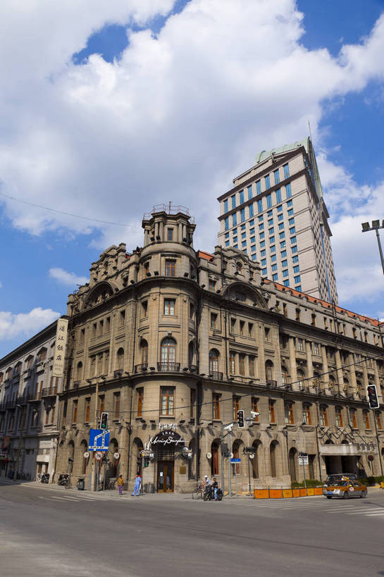 竖图,彩色,室外,白天,旅游,城市风光,城市,建筑,街道,上海,中国,游人,图片,辉煌,现代建筑,历史建筑,天空,地标建筑,外滩,旅游胜地,摄影,经济,文明,中国文化,欧式建筑,发展,繁荣,旅行,bj174