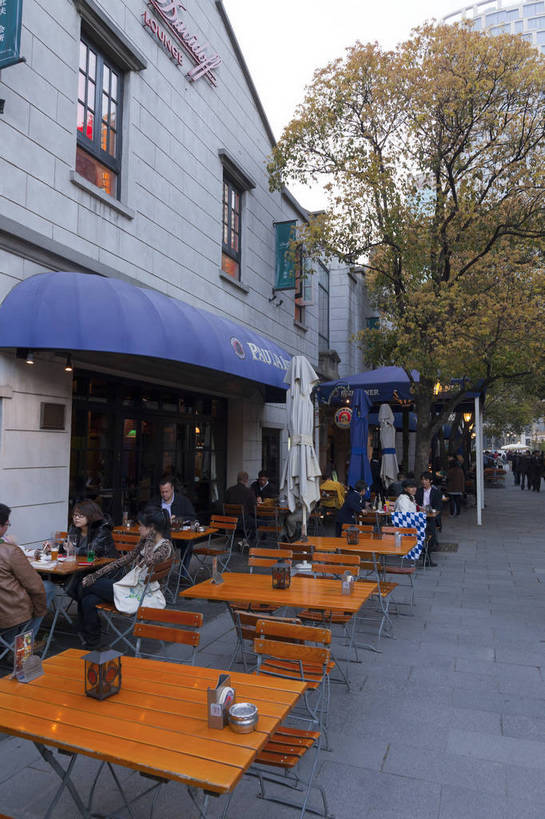 咖啡厅,酒吧,竖图,彩色,室外,白天,旅游,城市风光,城市,建筑,上海,中国,游客,游人,图片,辉煌,露天,现代建筑,石库门,天空,地标建筑,休闲,旅游胜地,摄影,生活方式,经济,文明,中国文化,发展,上海新天地,民族建筑,繁荣,旅行,bj174