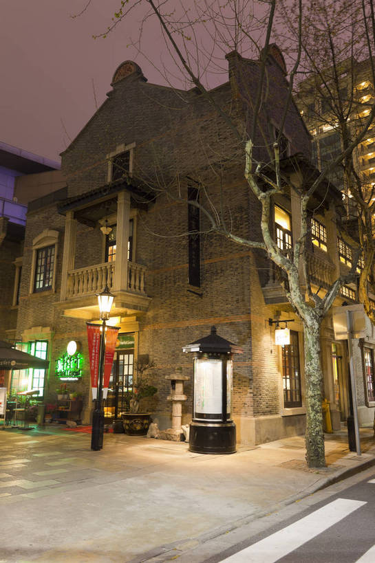 咖啡厅,酒吧,竖图,彩色,室外,旅游,城市风光,城市,建筑,夜景,上海,中国,游客,游人,图片,灯光,辉煌,露天,现代建筑,石库门,地标建筑,休闲,旅游胜地,摄影,生活方式,经济,文明,中国文化,发展,上海新天地,灯火辉煌,民族建筑,繁荣,旅行,bj174