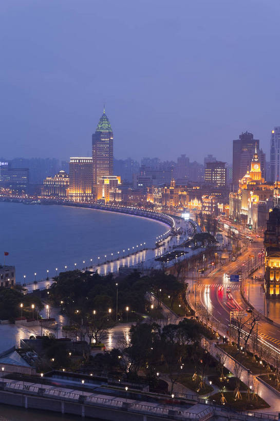 竖图,彩色,室外,旅游,城市风光,城市,建筑,夜景,上海,中国,游人,图片,建筑群,灯光,辉煌,黄浦江,现代建筑,历史建筑,天空,地标建筑,外滩,远景,旅游胜地,摄影,经济,文明,中国文化,欧式建筑,发展,灯火辉煌,繁荣,江,旅行,bj174