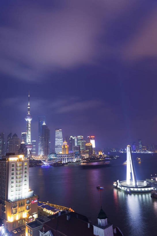 竖图,彩色,室外,旅游,城市风光,城市,建筑,夜景,上海,中国,游人,图片,建筑群,灯光,辉煌,黄浦江,现代建筑,历史建筑,天空,地标建筑,外滩,远景,旅游胜地,摄影,经济,文明,中国文化,欧式建筑,发展,灯火辉煌,繁荣,江,旅行,bj174