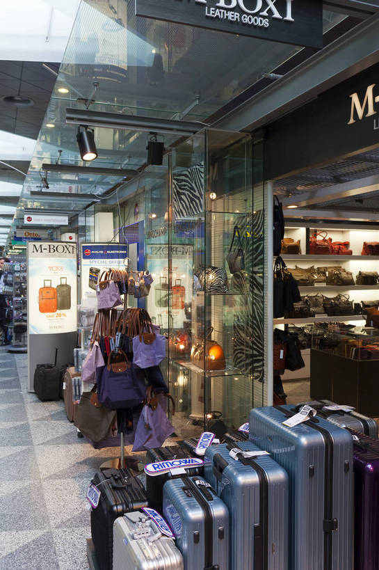 商店,竖图,彩色,室内,白天,购物,旅游,城市风光,城市,橱窗,建筑,商场,芬兰,游客,游人,图片,辉煌,现代建筑,旅游胜地,摄影,经济,文明,发展,繁荣,赫尔辛基,赫尔辛基万塔机场,旅行,万塔机场,bj174