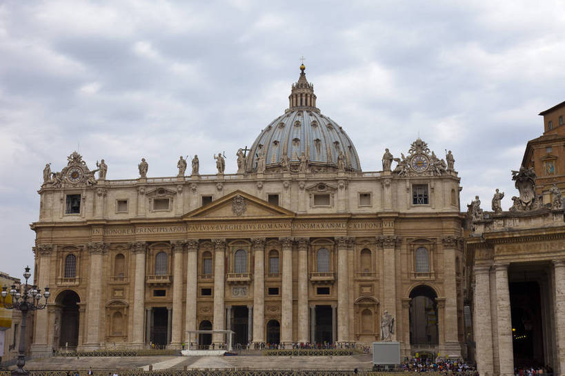 广场,教堂,横图,彩色,室外,白天,旅游,度假,名胜古迹,标志建筑,地标,建筑,梵蒂冈,游客,遗迹,图片,建筑群,古典,古迹,文物,娱乐,建设,古建筑,历史建筑,地标建筑,享受,休闲,旅游胜地,放松,摄影,宗教,基督教,文明,古文明,世界文化遗产,圣彼得教堂,古代文明,旅行,传统文化,bj174