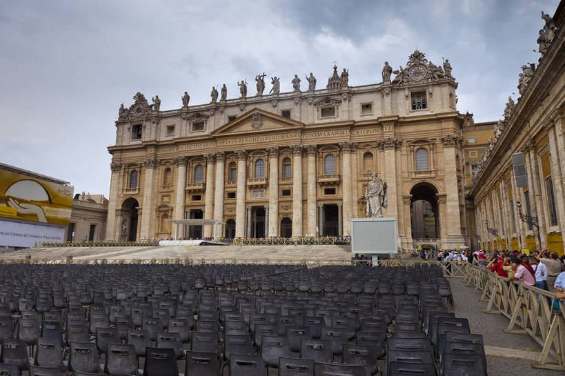 广场,教堂,横图,彩色,室外,白天,旅游,度假,名胜古迹,标志建筑,地标,建筑,梵蒂冈,游客,遗迹,图片,建筑群,古典,古迹,文物,娱乐,建设,古建筑,历史建筑,地标建筑,享受,休闲,旅游胜地,放松,摄影,宗教,基督教,文明,古文明,世界文化遗产,圣彼得教堂,古代文明,旅行,传统文化,bj174