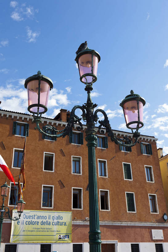 竖图,彩色,室外,特写,白天,旅游,度假,美景,名胜古迹,标志建筑,道路,地标,建筑,街道,路,路灯,公路,意大利,威尼斯,遗迹,图片,景观,建筑群,交通,古典,古迹,文物,娱乐,建设,古建筑,地标建筑,享受,休闲,旅游胜地,景色,放松,摄影,水城,文明,古文明,世界文化遗产,古代文明,马路,旅行,传统文化,bj174