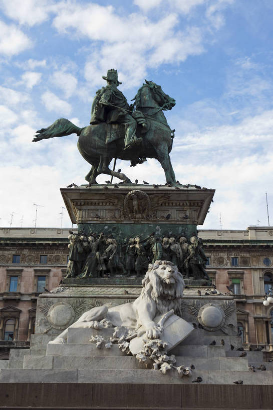 竖图,彩色,室外,白天,旅游,度假,名胜古迹,标志建筑,地标,建筑,意大利,德国,欧洲,遗迹,艺术,雕像,图片,建筑群,古典,古迹,文物,娱乐,建设,古建筑,骑士,地标建筑,享受,休闲,旅游胜地,放松,摄影,哥特式,西欧,文明,古文明,多莫大教堂,米兰,世界文化遗产,德意志联邦共和国,首府,科隆,古代文明,北威州,北莱茵.威斯特法伦州,米兰主教教堂,旅行,大教堂,科隆行政区,传统文化,多姆大教堂,bj174