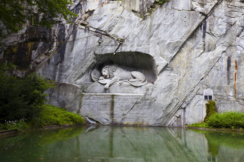 横图,彩色,室外,白天,旅游,度假,名胜古迹,标志建筑,地标,建筑,雕塑,瑞士,欧洲,遗迹,雕刻,图片,建筑群,古典,水潭,古迹,文物,娱乐,建设,古建筑,地标建筑,石狮,享受,休闲,石壁,旅游胜地,放松,摄影,文明,古文明,中欧,世界文化遗产,卢塞恩,瑞士联邦,琉森州,卢塞恩州,古代文明,琉森,旅行,传统文化,狮子纪念碑,bj174