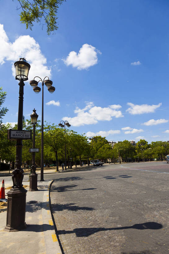 竖图,彩色,室外,白天,旅游,名胜古迹,城市风光,城市,建筑,街道,法国,巴黎,游人,图片,景观,辉煌,现代建筑,天空,地标建筑,旅游胜地,摄影,经济,文明,发展,繁荣,香榭丽舍大街,旅行,bj174