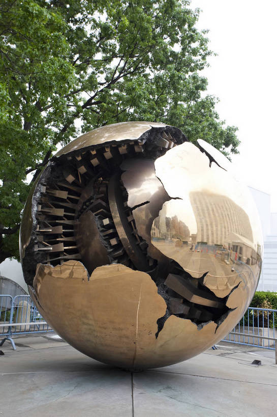 无人,竖图,彩色,室外,特写,白天,旅游,度假,名胜古迹,标志建筑,地标,建筑,雕塑,纽约,美国,遗迹,标志,图片,地球,辉煌,古迹,文物,娱乐,建设,古建筑,现代建筑,球,地标建筑,享受,休闲,旅游胜地,放松,摄影,文明,古文明,发展,繁荣,古代文明,联合国大厦,旅行,bj174