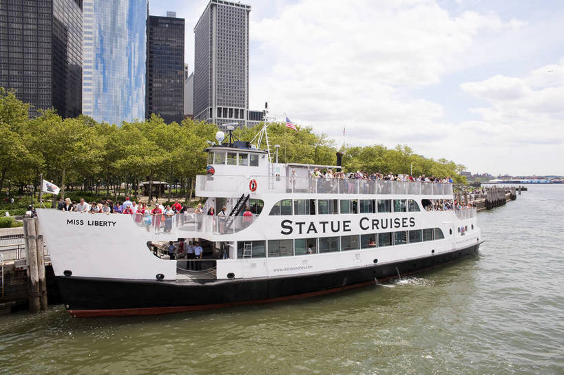 横图,彩色,室外,白天,旅游,办公楼,城市风光,城市,建筑,船,纽约,美国,游客,图片,建筑群,曼哈顿,辉煌,现代建筑,游轮,旅游胜地,摩天大厦,摄影,文明,商务中心,金融中心,发展,繁荣,旅行,港湾,海港,bj174