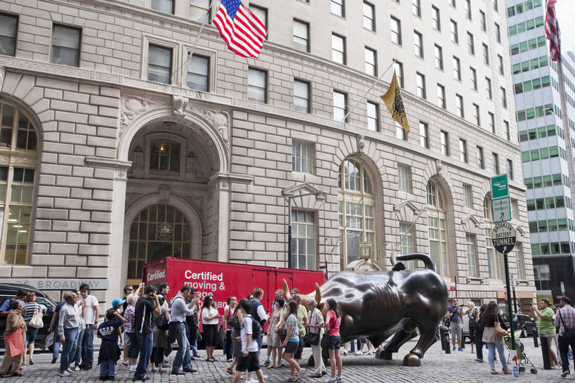 横图,彩色,室外,白天,旅游,度假,办公楼,美景,名胜古迹,城市风光,标志建筑,城市,道路,地标,建筑,街道,路,公路,牛,雕塑,纽约,美国,游客,遗迹,雕像,图片,景观,曼哈顿,交通,辉煌,古迹,文物,娱乐,建设,古建筑,现代建筑,铜牛,星条旗,地标建筑,享受,休闲,旅游胜地,摩天大厦,景色,放松,美国国旗,摄影,文明,华尔街,商务中心,金融中心,古文明,发展,繁荣,马路,旅行,bj174