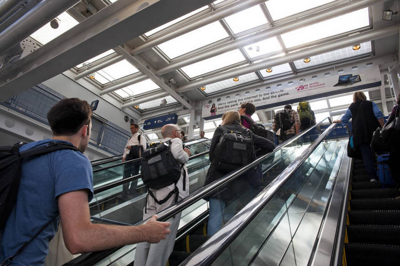 机场,横图,彩色,室内,特写,白天,旅游,建筑,美国,游客,图片,扶梯,通道,交通,辉煌,候机厅,现代建筑,航站楼,旅游胜地,运输,摄影,文明,细节,发展,芝加哥,繁荣,旅行,芝加哥机场,bj174