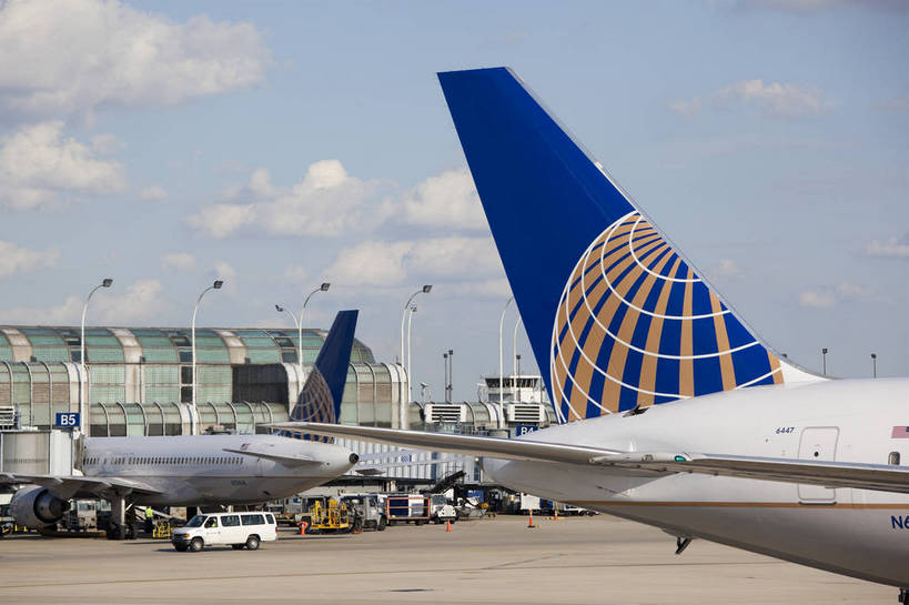 机场,横图,彩色,室外,白天,旅游,草坪,城市风光,城市,飞机,建筑,美国,游客,图片,跑道,交通,辉煌,候机厅,现代建筑,大堂,航站楼,停机坪,旅游胜地,运输,摄影,文明,发展,芝加哥,繁荣,旅行,飞机跑道,芝加哥机场,bj174