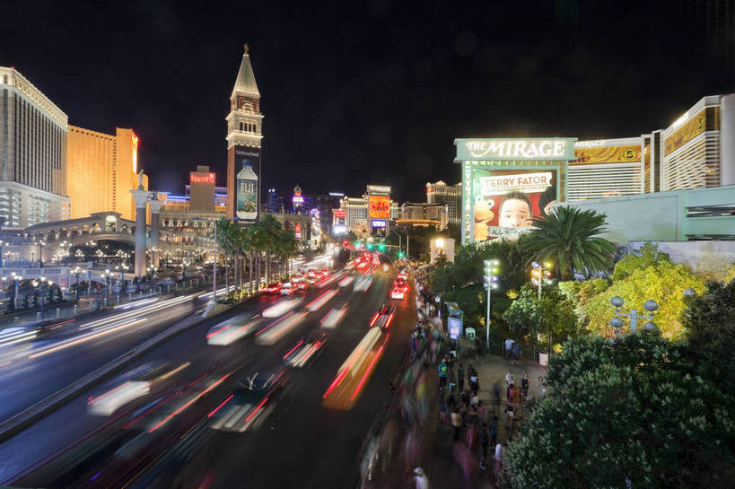 横图,彩色,室外,旅游,度假,美景,名胜古迹,城市风光,标志建筑,城市,道路,地标,建筑,街道,酒店,路,夜景,公路,美国,游客,遗迹,图片,景观,灯光,交通,辉煌,古迹,文物,娱乐,建设,古建筑,现代建筑,享受,休闲,旅游胜地,景色,放松,摄影,风光,北美,北美洲,文明,美洲,古文明,发展,内华达州,拉斯维加斯,北亚美利加洲,亚美利加洲,灯火辉煌,内华达,北美艾灌木丛州,产银之州,银山州,银之州,赌城,繁荣,拉斯韦加斯,克拉克县,马路,旅行,拉斯韦加斯大道,县治,美利坚合众国,金银岛酒店,bj174