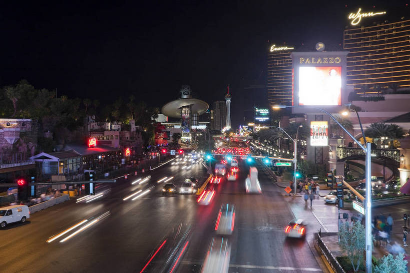 横图,彩色,室外,旅游,度假,美景,名胜古迹,城市风光,标志建筑,城市,道路,地标,建筑,街道,酒店,路,夜景,公路,美国,游客,遗迹,图片,景观,灯光,交通,辉煌,古迹,文物,娱乐,建设,古建筑,现代建筑,享受,休闲,旅游胜地,景色,放松,摄影,风光,北美,北美洲,文明,美洲,古文明,发展,内华达州,拉斯维加斯,北亚美利加洲,亚美利加洲,灯火辉煌,内华达,北美艾灌木丛州,产银之州,银山州,银之州,赌城,繁荣,拉斯韦加斯,克拉克县,马路,旅行,拉斯韦加斯大道,县治,美利坚合众国,金银岛酒店,bj174