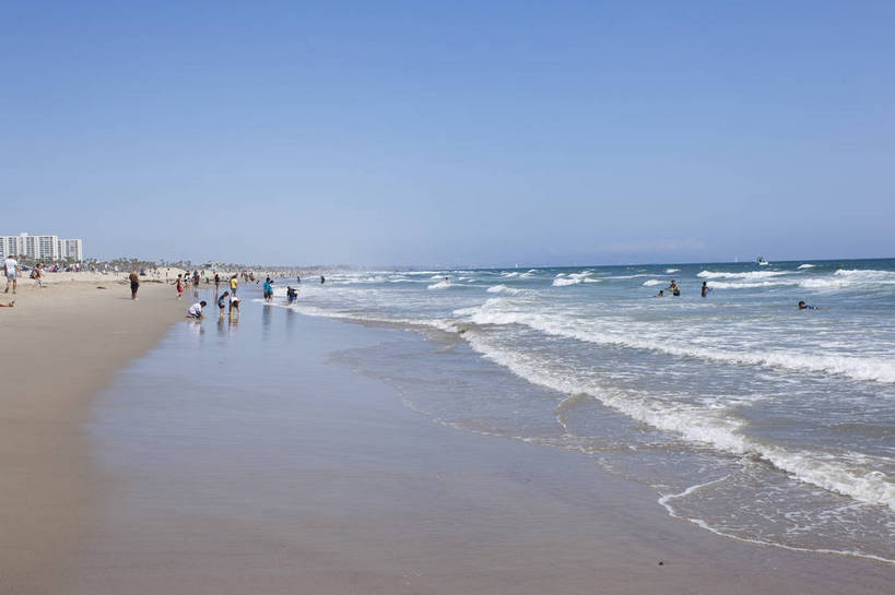 横图,彩色,室外,白天,旅游,度假,海浪,沙滩,城市风光,城市,建筑,美国,游客,图片,辉煌,现代建筑,蓝天,休闲,旅游胜地,摄影,北美,北美洲,文明,加利福尼亚,美洲,发展,加州,洛杉矶,加利福尼亚州,金州,黄金州,北亚美利加洲,亚美利加洲,圣塔莫尼卡,繁荣,天使之城,海,海滩,旅行,美利坚合众国,bj174