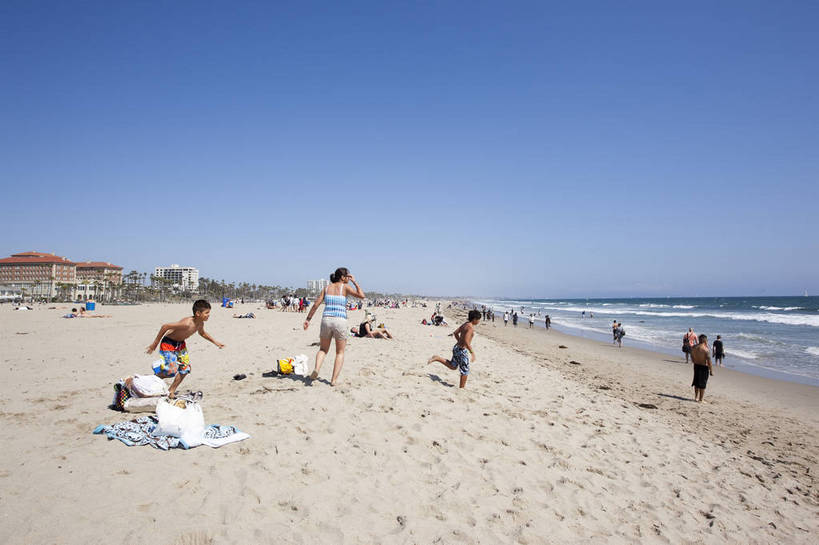 横图,彩色,室外,白天,旅游,度假,海浪,沙滩,城市风光,城市,建筑,美国,游客,图片,辉煌,现代建筑,蓝天,休闲,旅游胜地,摄影,北美,北美洲,文明,加利福尼亚,美洲,发展,加州,洛杉矶,加利福尼亚州,金州,黄金州,北亚美利加洲,亚美利加洲,圣塔莫尼卡,繁荣,天使之城,海,海滩,旅行,美利坚合众国,bj174