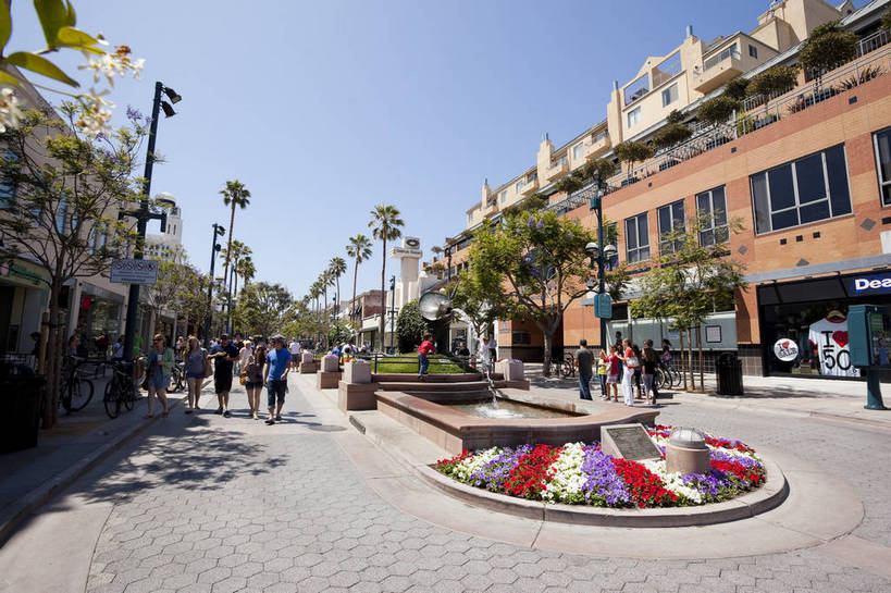 商店,横图,彩色,室外,白天,旅游,美景,城市风光,步行街,城市,道路,建筑,街道,路,公路,美国,游客,花坛,图片,景观,交通,辉煌,现代建筑,商业街,旅游胜地,景色,摄影,风光,北美,北美洲,文明,加利福尼亚,美洲,发展,加州,洛杉矶,加利福尼亚州,金州,黄金州,北亚美利加洲,亚美利加洲,圣塔莫尼卡,繁荣,天使之城,马路,旅行,美利坚合众国,bj174