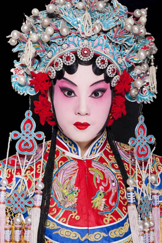 一个人,演员,竖图,彩色,白色背景,正面,化妆,帽子,北京,中国,亚洲,仅一个人,表演,艺术,造型,鲜艳,头饰,图片,注视,文化,脸谱,观察,看,站着,表情,美女,姿势,摄影,服饰,头像,观看,动作,察看,关注,中国文化,戏剧,民族服饰,演出服,京剧,东亚,国粹,青衣,年轻女性,女人,中国人,年轻人,影棚拍摄,化装,中国戏曲,贵妃,传统文化,舞台妆,bj174