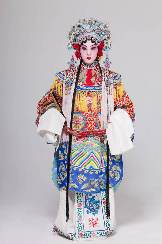 一个人,演员,竖图,彩色,白色背景,正面,化妆,帽子,北京,中国,亚洲,仅一个人,表演,艺术,造型,鲜艳,头饰,图片,注视,文化,脸谱,观察,看,站着,表情,美女,姿势,摄影,服饰,观看,动作,察看,关注,中国文化,戏剧,民族服饰,演出服,京剧,东亚,国粹,青衣,年轻女性,女人,中国人,年轻人,全身,影棚拍摄,化装,中国戏曲,贵妃,传统文化,舞台妆,bj174