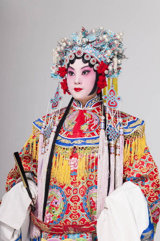 一个人,演员,竖图,彩色,白色背景,正面,化妆,帽子,北京,中国,亚洲,仅一个人,表演,艺术,造型,鲜艳,扇子,头饰,图片,注视,文化,脸谱,观察,看,站着,表情,美女,姿势,摄影,服饰,观看,动作,察看,关注,中国文化,戏剧,民族服饰,演出服,京剧,东亚,国粹,青衣,年轻女性,女人,中国人,年轻人,半身,影棚拍摄,化装,中国戏曲,贵妃,传统文化,舞台妆,bj174