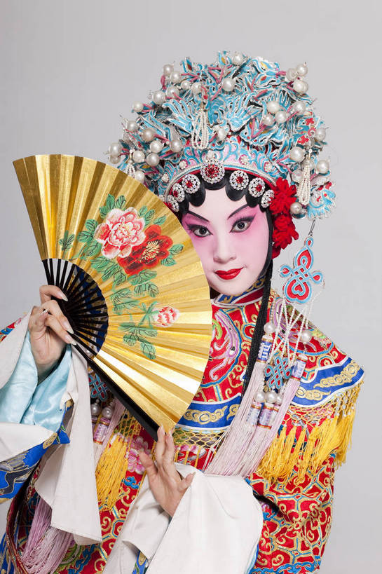 一个人,演员,竖图,彩色,白色背景,正面,化妆,帽子,北京,中国,亚洲,仅一个人,表演,艺术,造型,鲜艳,扇子,头饰,图片,注视,文化,脸谱,观察,看,站着,表情,美女,姿势,摄影,服饰,观看,动作,察看,关注,中国文化,戏剧,民族服饰,演出服,京剧,东亚,国粹,青衣,年轻女性,女人,中国人,年轻人,半身,影棚拍摄,化装,中国戏曲,贵妃,传统文化,舞台妆,bj174