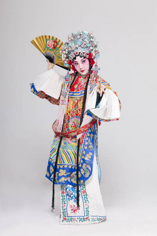 一个人,演员,竖图,彩色,白色背景,侧面,化妆,帽子,北京,中国,亚洲,仅一个人,表演,艺术,造型,鲜艳,扇子,头饰,图片,注视,文化,脸谱,观察,看,站着,表情,美女,姿势,摄影,服饰,观看,动作,察看,关注,中国文化,戏剧,民族服饰,演出服,京剧,东亚,国粹,青衣,年轻女性,女人,中国人,年轻人,全身,影棚拍摄,化装,中国戏曲,贵妃,传统文化,舞台妆,bj174