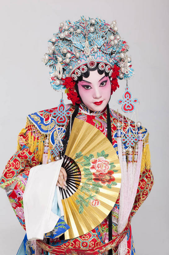 一个人,演员,竖图,彩色,白色背景,正面,化妆,帽子,北京,中国,亚洲,仅一个人,表演,艺术,造型,鲜艳,扇子,头饰,图片,注视,文化,脸谱,观察,看,站着,表情,美女,姿势,摄影,服饰,观看,动作,察看,关注,中国文化,戏剧,民族服饰,演出服,京剧,东亚,国粹,青衣,年轻女性,女人,中国人,年轻人,半身,影棚拍摄,化装,中国戏曲,贵妃,传统文化,舞台妆,bj174