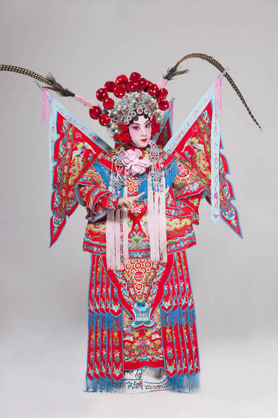 一个人,演员,竖图,彩色,白色背景,正面,化妆,北京,中国,亚洲,仅一个人,表演,艺术,装饰,造型,鲜艳,头饰,图片,注视,文化,脸谱,观察,看,站着,表情,展示,美女,姿势,摄影,服饰,观看,武将,功夫,华丽,修饰,动作,点缀,察看,关注,中国文化,戏剧,民族服饰,演出服,京剧,东亚,戏曲,国粹,衬托,美观,雅致,雅观,旌旗,年轻女性,女人,中国人,年轻人,全身,影棚拍摄,化装,战袍,中国戏曲,翎子,传统文化,舞台妆,刀马旦,雉尾,bj174