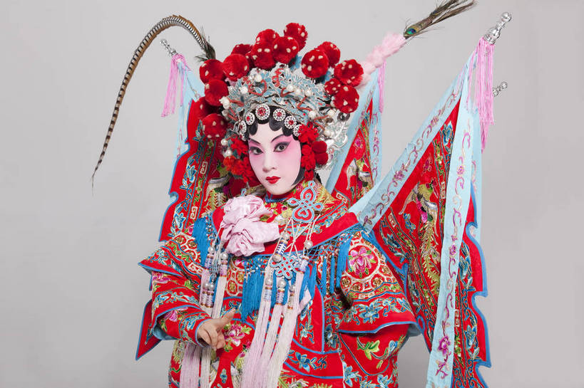 一个人,演员,横图,彩色,白色背景,侧面,化妆,北京,中国,亚洲,仅一个人,表演,艺术,装饰,造型,鲜艳,头饰,图片,注视,文化,脸谱,观察,看,站着,表情,展示,美女,姿势,摄影,服饰,观看,武将,功夫,华丽,修饰,动作,点缀,察看,关注,中国文化,戏剧,民族服饰,演出服,京剧,东亚,戏曲,国粹,衬托,美观,雅致,雅观,旌旗,年轻女性,女人,中国人,年轻人,半身,影棚拍摄,化装,战袍,中国戏曲,翎子,传统文化,舞台妆,刀马旦,雉尾,bj174