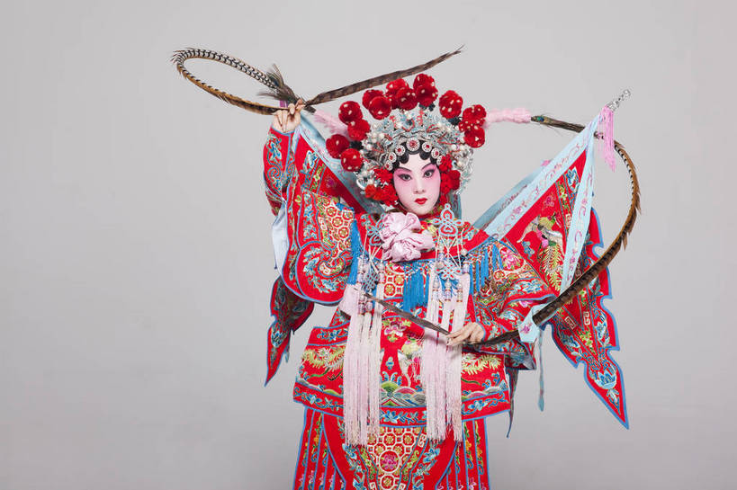 一个人,演员,横图,彩色,白色背景,正面,化妆,北京,中国,亚洲,仅一个人,表演,艺术,装饰,造型,鲜艳,头饰,图片,注视,文化,脸谱,观察,看,站着,表情,展示,美女,姿势,摄影,服饰,观看,武将,功夫,华丽,修饰,动作,点缀,察看,关注,中国文化,戏剧,民族服饰,演出服,京剧,东亚,戏曲,国粹,衬托,美观,雅致,雅观,旌旗,年轻女性,女人,中国人,年轻人,半身,影棚拍摄,化装,战袍,中国戏曲,翎子,传统文化,舞台妆,刀马旦,雉尾,bj174