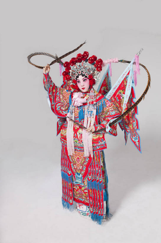 一个人,演员,竖图,彩色,白色背景,侧面,化妆,北京,中国,亚洲,仅一个人,表演,艺术,装饰,造型,鲜艳,头饰,图片,注视,文化,脸谱,观察,看,站着,表情,展示,美女,姿势,摄影,服饰,观看,武将,功夫,华丽,修饰,动作,点缀,察看,关注,中国文化,戏剧,民族服饰,演出服,京剧,东亚,戏曲,国粹,衬托,美观,雅致,雅观,旌旗,年轻女性,女人,中国人,年轻人,全身,影棚拍摄,化装,战袍,中国戏曲,翎子,传统文化,舞台妆,刀马旦,雉尾,bj174