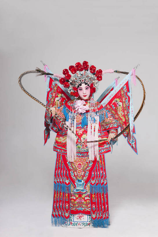 一个人,演员,竖图,彩色,白色背景,正面,化妆,北京,中国,亚洲,仅一个人,表演,艺术,装饰,造型,鲜艳,头饰,图片,注视,文化,脸谱,观察,看,站着,表情,展示,美女,姿势,摄影,服饰,观看,武将,功夫,华丽,修饰,动作,点缀,察看,关注,中国文化,戏剧,民族服饰,演出服,京剧,东亚,戏曲,国粹,衬托,美观,雅致,雅观,旌旗,年轻女性,女人,中国人,年轻人,全身,影棚拍摄,化装,战袍,中国戏曲,翎子,传统文化,舞台妆,刀马旦,雉尾,bj174