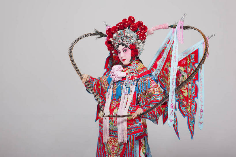 一个人,演员,横图,彩色,白色背景,侧面,化妆,北京,中国,亚洲,仅一个人,表演,艺术,装饰,造型,鲜艳,头饰,图片,注视,文化,脸谱,观察,看,站着,表情,展示,美女,姿势,摄影,服饰,观看,武将,功夫,华丽,修饰,动作,点缀,察看,关注,中国文化,戏剧,民族服饰,演出服,京剧,东亚,戏曲,国粹,衬托,美观,雅致,雅观,旌旗,年轻女性,女人,中国人,年轻人,半身,影棚拍摄,化装,战袍,中国戏曲,翎子,传统文化,舞台妆,刀马旦,雉尾,bj174