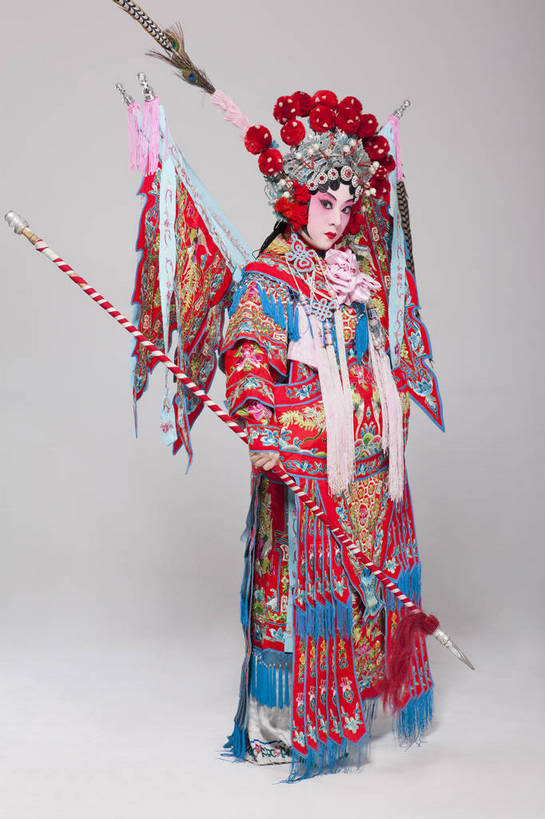 一个人,演员,竖图,彩色,白色背景,侧面,化妆,北京,中国,亚洲,仅一个人,表演,艺术,装饰,造型,鲜艳,头饰,图片,注视,文化,脸谱,观察,看,站着,表情,展示,美女,姿势,摄影,服饰,观看,武将,功夫,华丽,修饰,动作,点缀,察看,关注,中国文化,戏剧,民族服饰,演出服,京剧,东亚,戏曲,国粹,衬托,美观,雅致,雅观,旌旗,年轻女性,女人,中国人,年轻人,全身,影棚拍摄,化装,战袍,中国戏曲,翎子,传统文化,舞台妆,刀马旦,雉尾,bj174