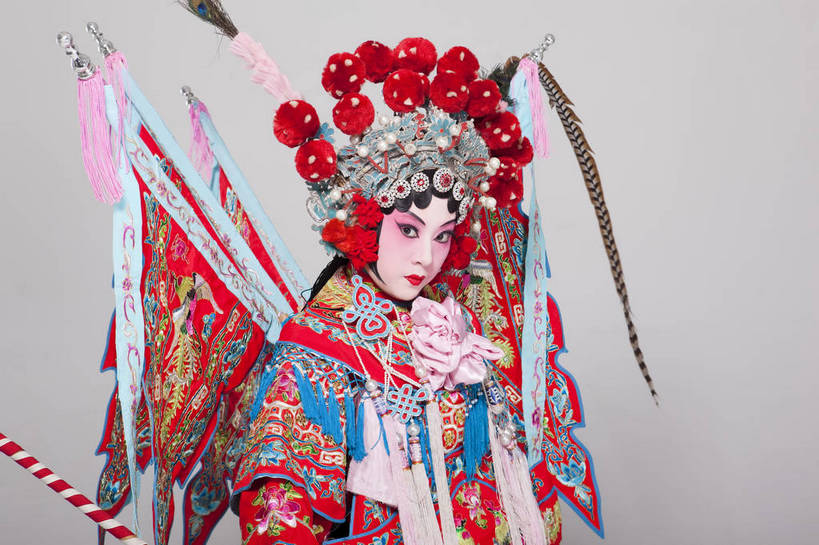 一个人,演员,横图,彩色,白色背景,侧面,化妆,北京,中国,亚洲,仅一个人,表演,艺术,装饰,造型,鲜艳,头饰,图片,注视,文化,脸谱,观察,看,站着,表情,展示,美女,姿势,摄影,服饰,观看,武将,功夫,华丽,修饰,动作,点缀,察看,关注,中国文化,戏剧,民族服饰,演出服,京剧,东亚,戏曲,国粹,衬托,美观,雅致,雅观,旌旗,年轻女性,女人,中国人,年轻人,半身,影棚拍摄,化装,战袍,中国戏曲,翎子,传统文化,舞台妆,刀马旦,雉尾,bj174