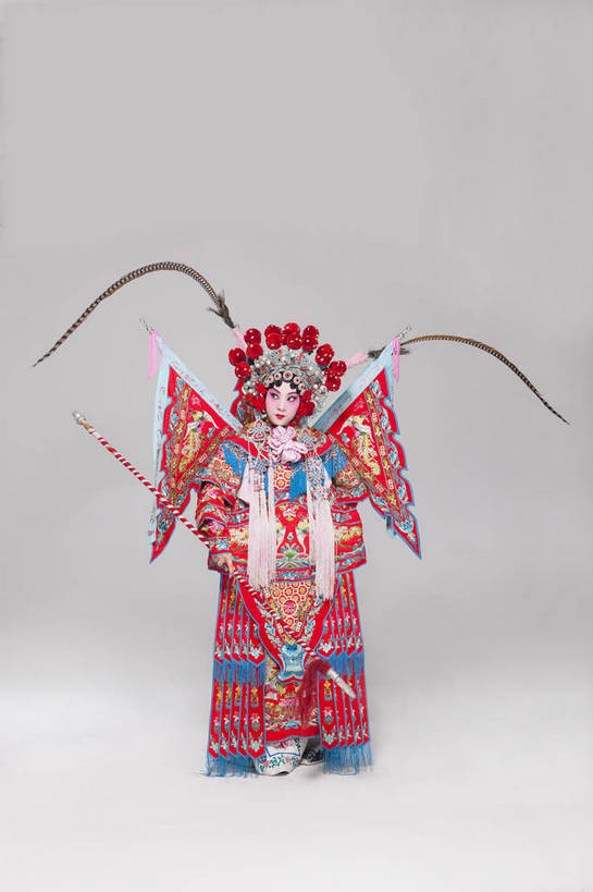 一个人,演员,竖图,彩色,白色背景,正面,化妆,北京,中国,亚洲,仅一个人,表演,艺术,装饰,造型,鲜艳,头饰,图片,注视,文化,脸谱,观察,看,站着,表情,展示,美女,姿势,摄影,服饰,观看,武将,功夫,华丽,修饰,动作,点缀,察看,关注,中国文化,戏剧,民族服饰,演出服,京剧,东亚,戏曲,国粹,衬托,美观,雅致,雅观,旌旗,年轻女性,女人,中国人,年轻人,全身,影棚拍摄,化装,战袍,中国戏曲,翎子,传统文化,舞台妆,刀马旦,雉尾,bj174